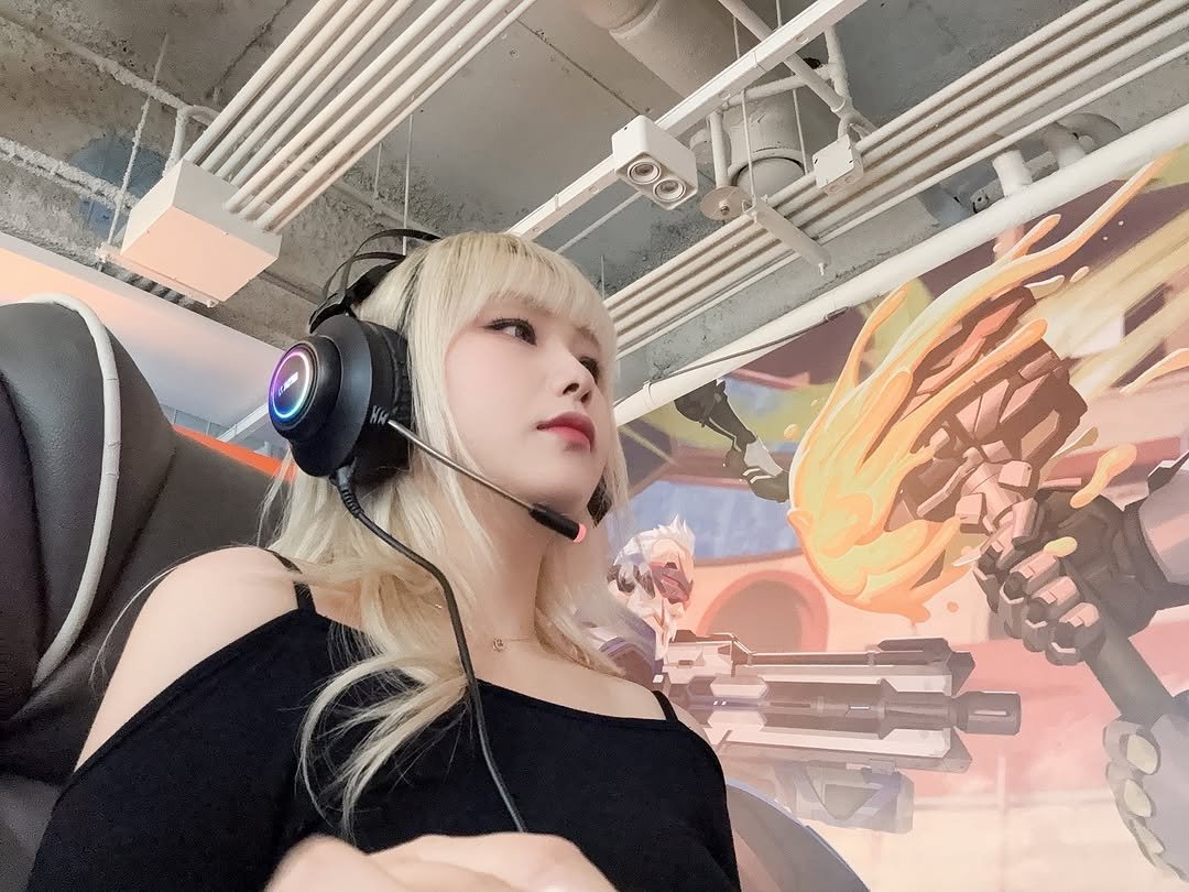 Photo by 자용이 on September 10, 2025. May be a video game screenshot of 1 person, blonde hair, costume and text.