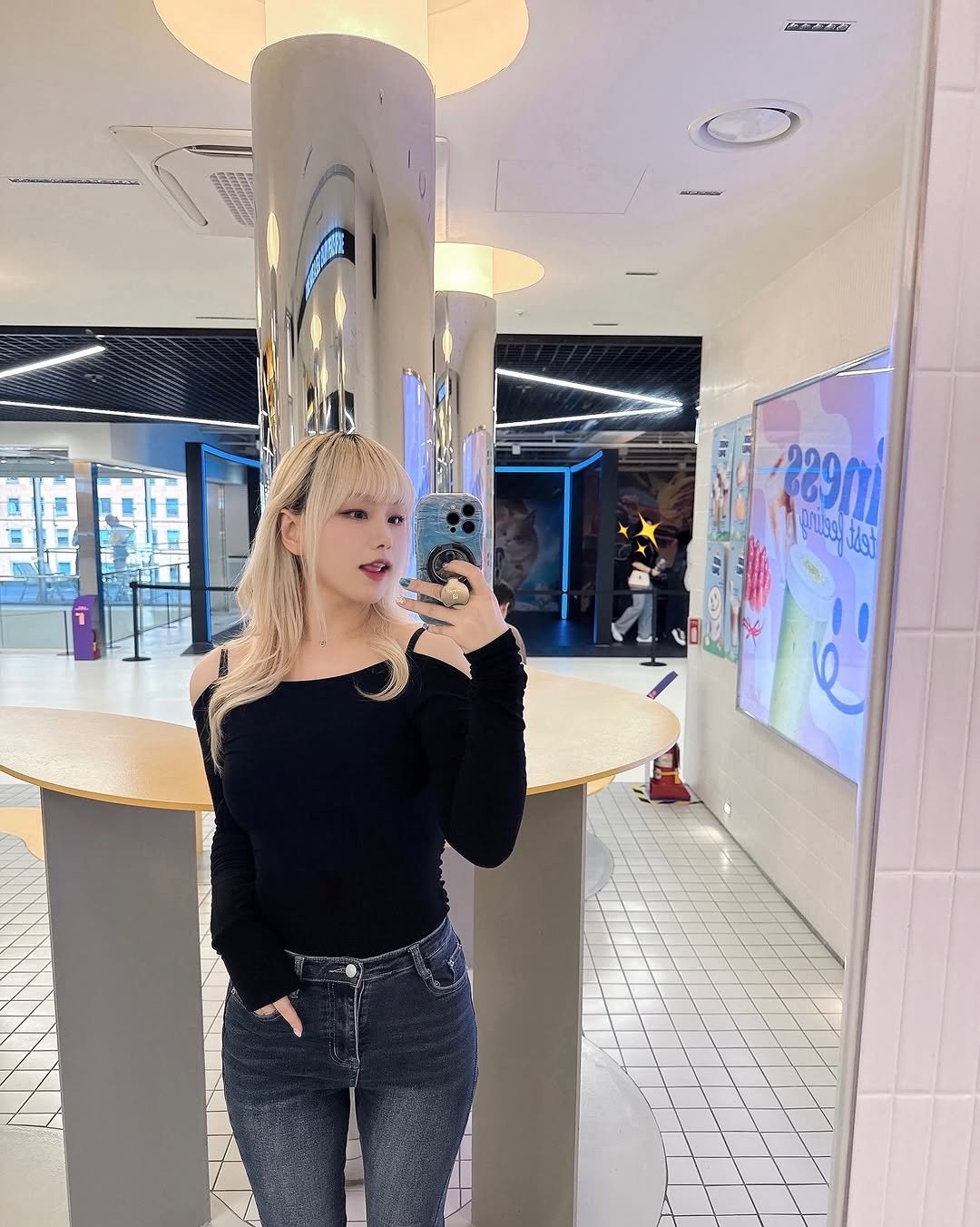 Photo by 자용이 on September 11, 2025. May be a selfie of 4 people, blonde hair, sweatpants, mirror, tights, top and text.