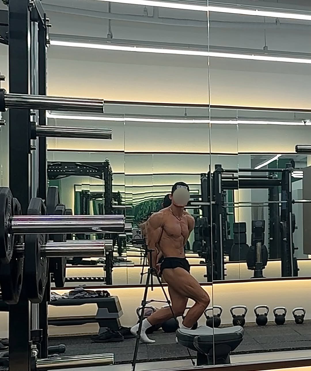 zzang_mass 게시물 이미지: 대회 4주 전 
키: 177cm / 공복체중: 78.4kg