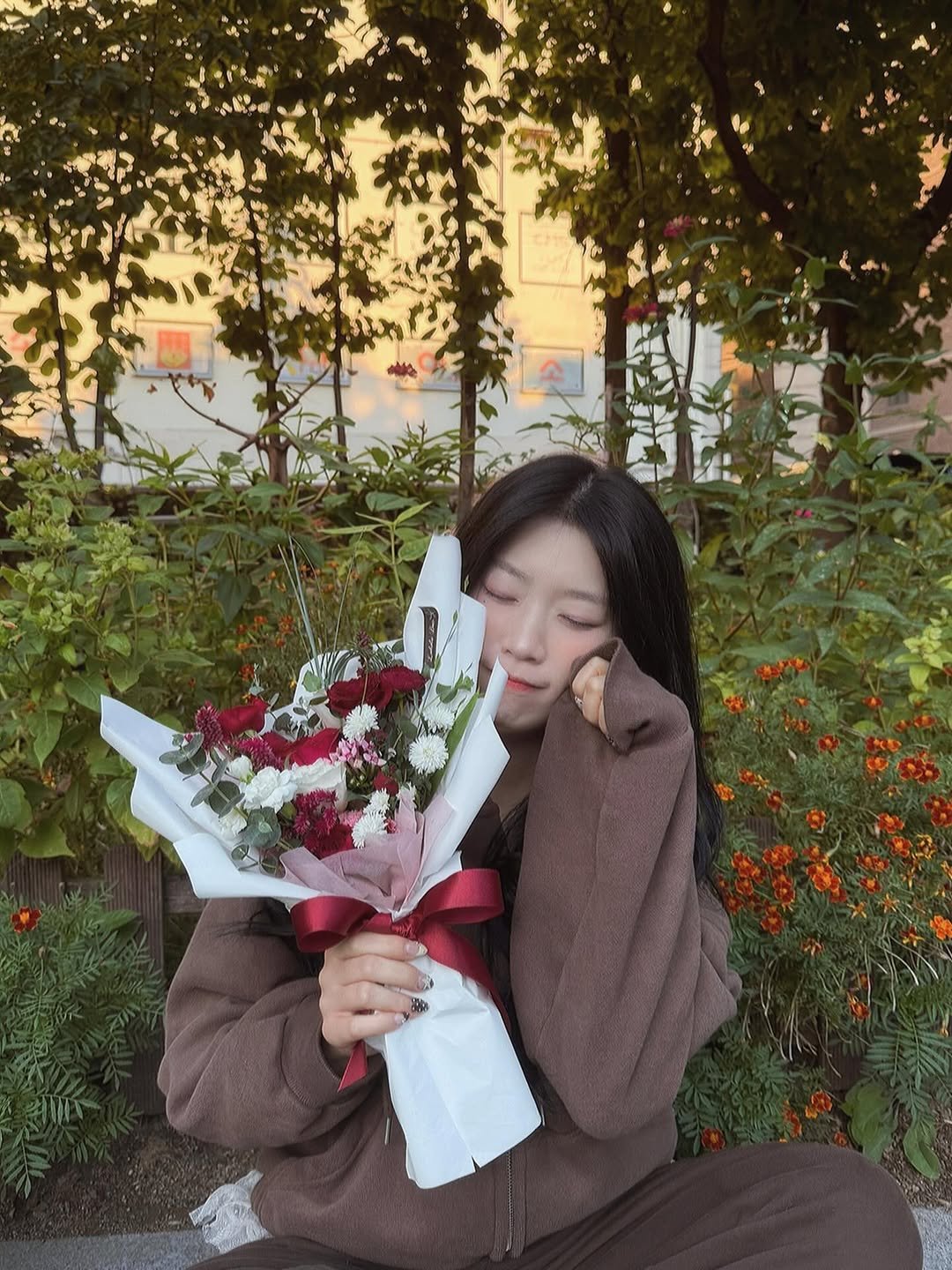 Photo by 짱이커플 on October 16, 2025. May be an image of duffle coat, parka, baby's-breath, prairie gentian, white lily and rose.