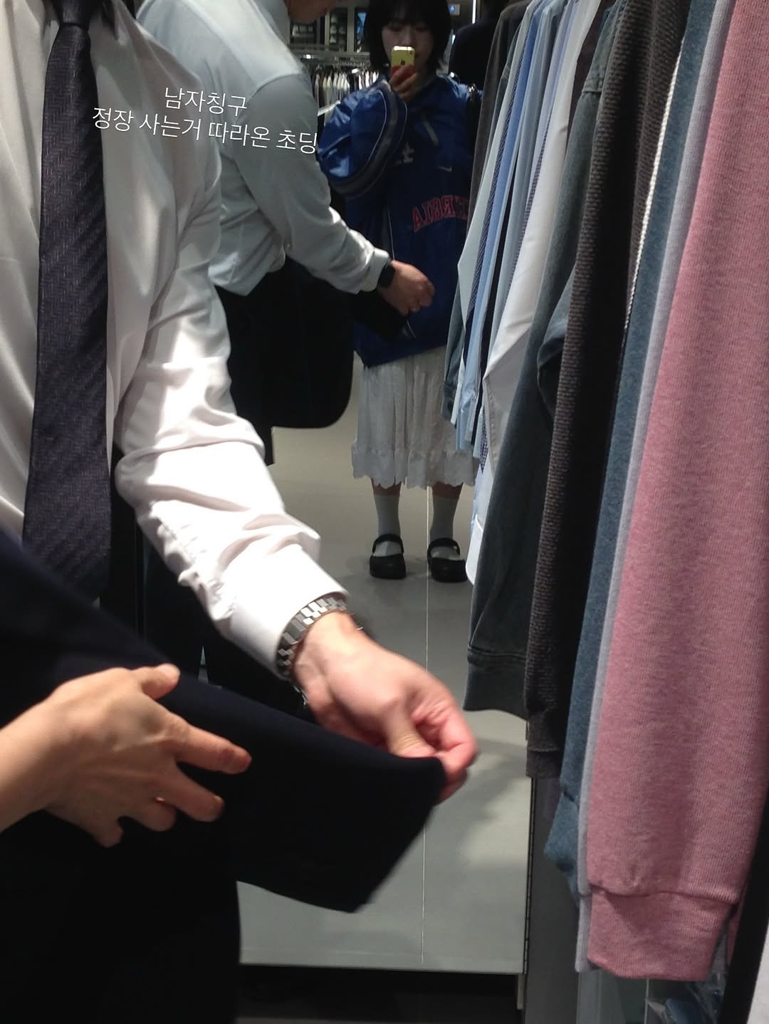 zzange_couple 게시물 이미지: 문방구 투어 후 창규니 정장 사는거 따라옴
창규니한테 문방구 투어 어땠냐고 하니까...