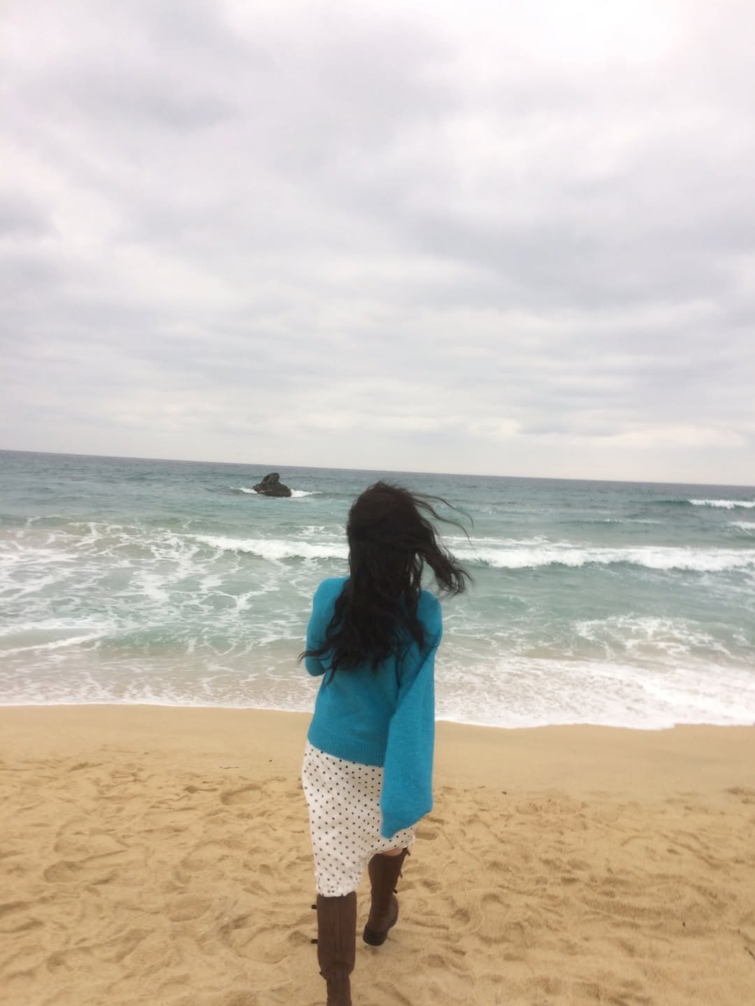 Photo by 짱이커플 on March 02, 2026. May be an image of ocean, water, beach, coast and text.