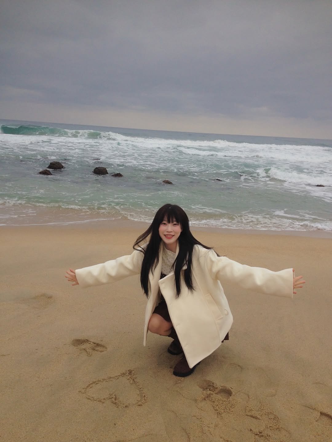 Photo by 짱이커플 on March 02, 2026. May be an image of seal, duffle coat, overcoat, parka, ocean, beach, coast and text.