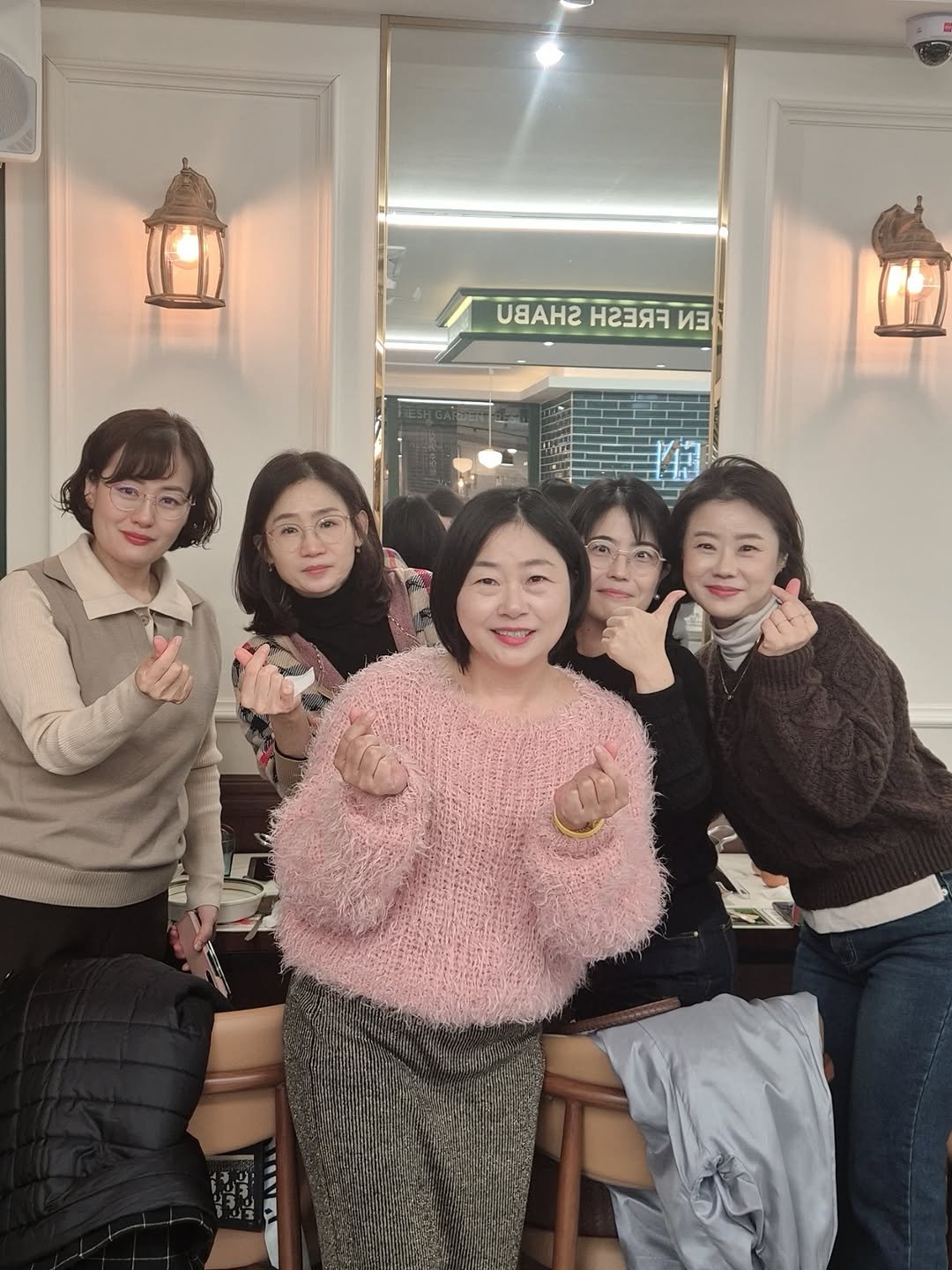 Photo shared by 짱언니 장현옥 | 일상크리에이터 | SNS코치 on December 07, 2025 tagging @anystone7, @zzangunni__, @r.clock_w, @zoom.snail_720, and @medreviewyh. May be an image of one or more people and text.