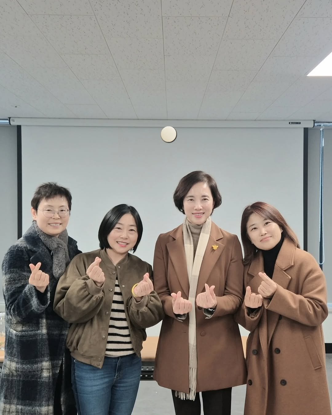 Photo by 짱언니 장현옥 | 일상크리에이터 | SNS코치 on December 11, 2025. May be an image of one or more people, hair, people standing, duffle coat, overcoat, parka and text.