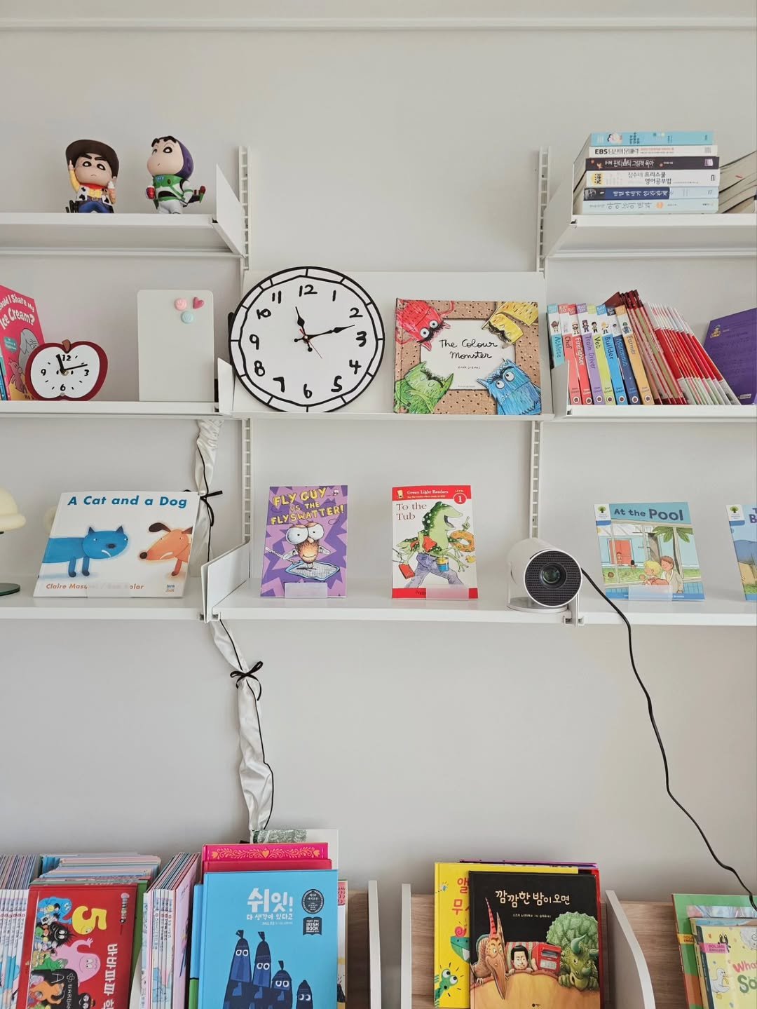 Photo shared by 두둥실 하우스 | 아이가있는집 on July 03, 2025 tagging @rareraw_official. May be an image of childrens toy, book, shelf and text.