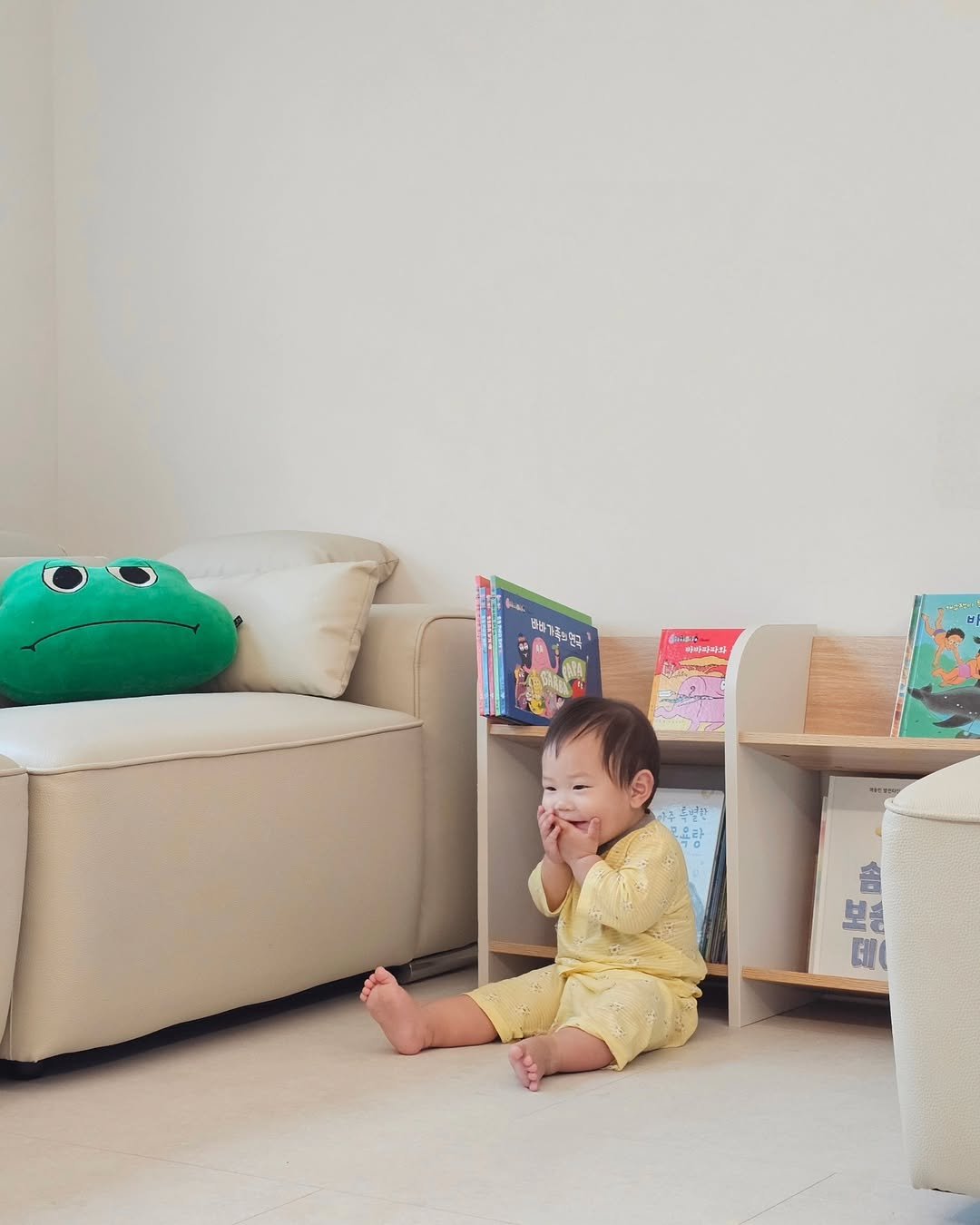 Photo by 두둥실 하우스 | 아이가있는집 on May 24, 2025. May be an image of diaper, baby bed and beanbag chair.