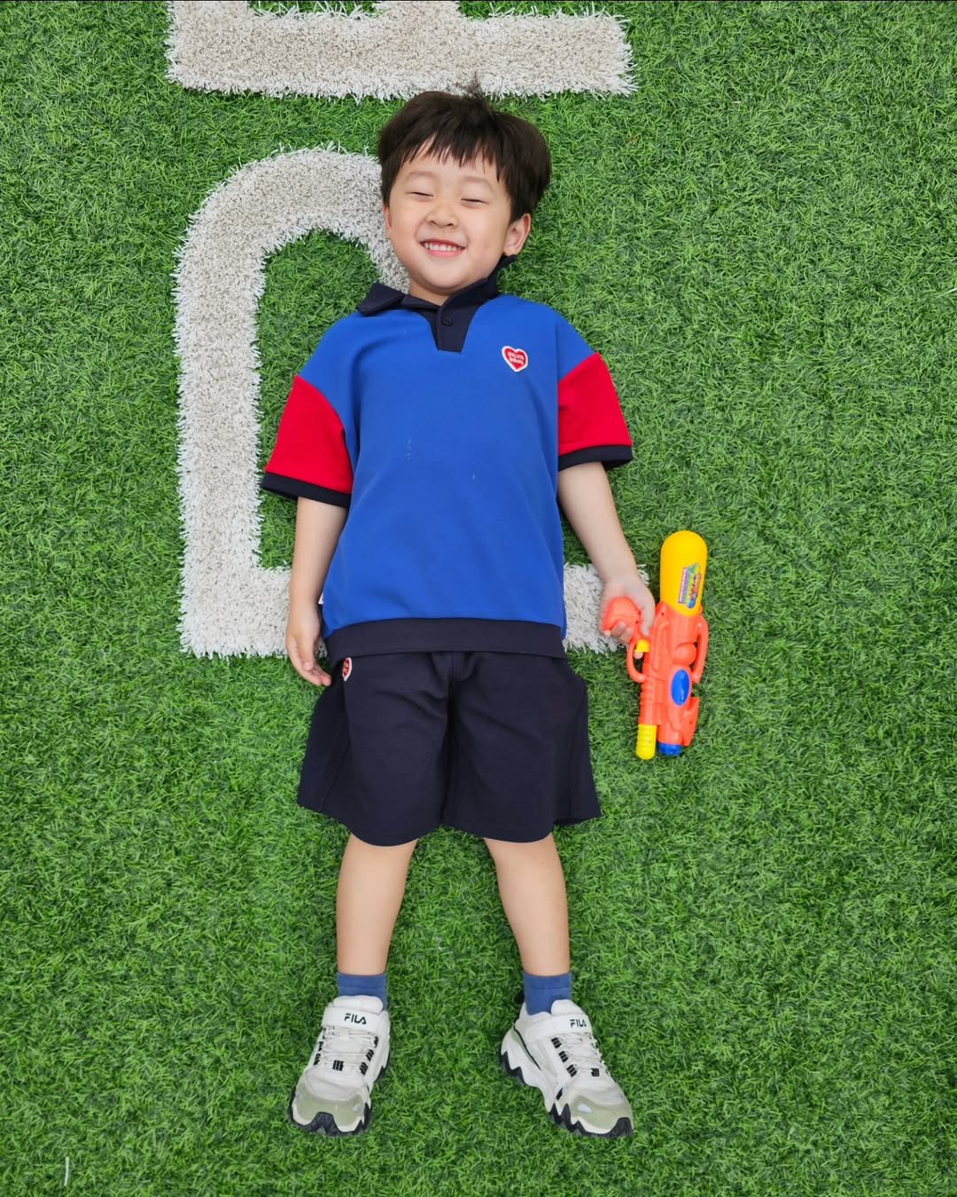 Photo by 두둥실 하우스 | 아이가있는집 on May 21, 2025. May be an image of baseball, sports equipment, ball, sprinkler and outdoors.