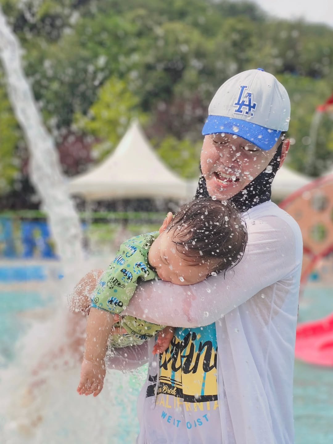 Photo by 두둥실 하우스 | 아이가있는집 on July 24, 2025. May be an image of 1 person, baby, swimming, sprinkler, pool, fountain and text.