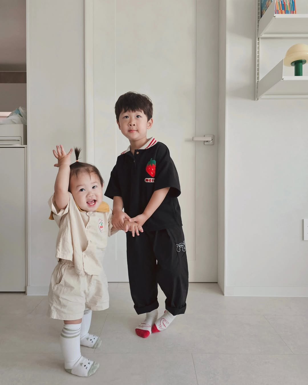 zzani_zzini 게시물 이미지: 꼬마둘 데리고 결혼식 다녀왔어요🥰
 
겨우겨우 찾아낸 단정한 옷 딱 입히고!
아기띠...