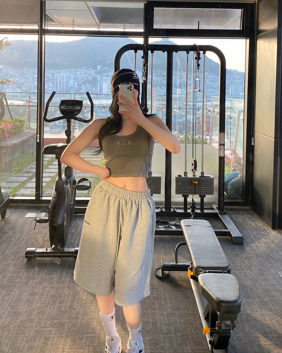 zziny.fit 게시물 이미지: #협찬 @mihk_official 

자연광 받아서 더 이쁜 미학..🤍

저 그레이...