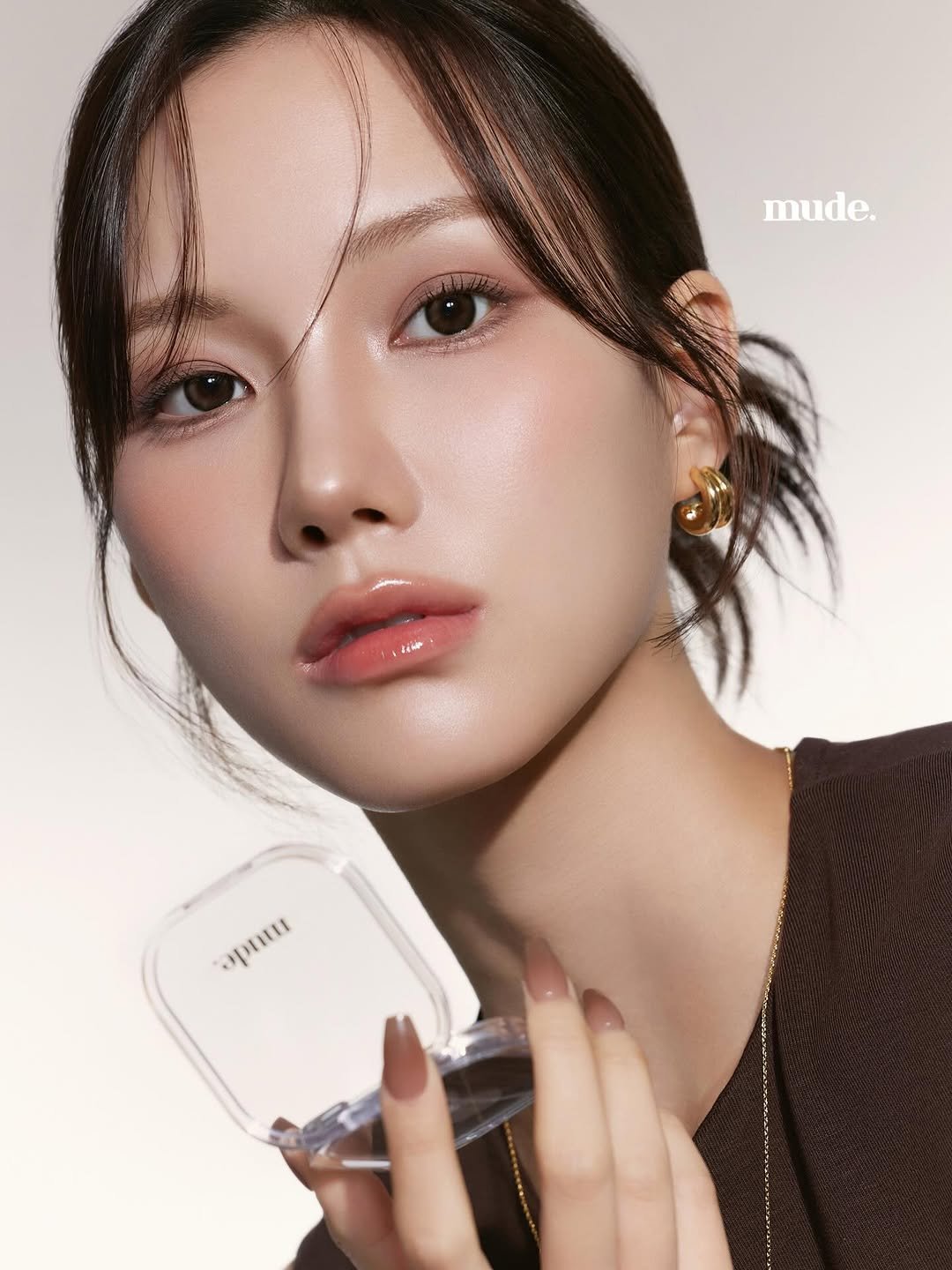 Photo shared by 헤어메이크업 연수 on September 12, 2025 tagging @mude_official. May be an image of 1 person, makeup, hair and text that says 'mude. 3pblи opne'.