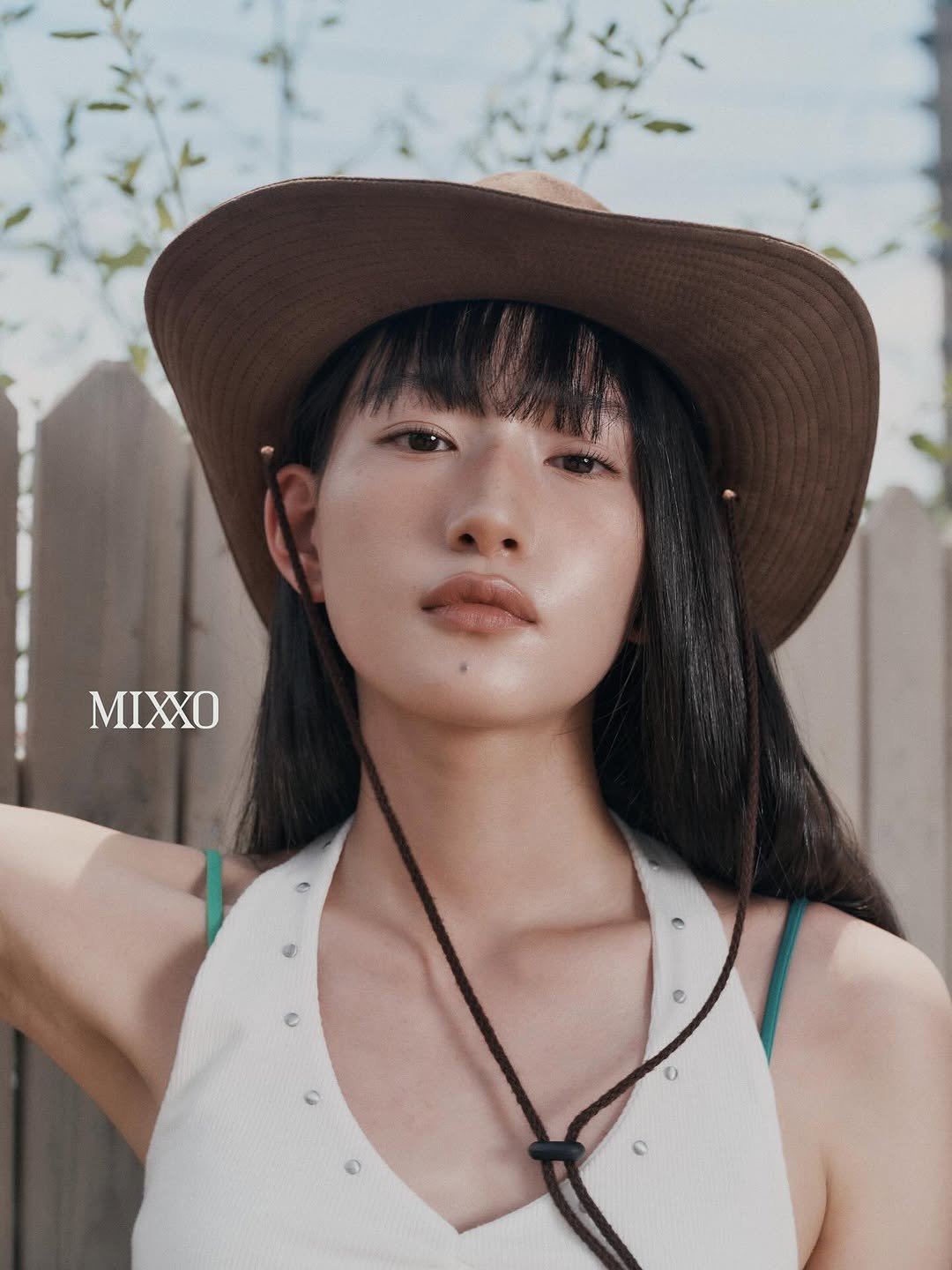 Photo by 헤어메이크업 연수 on October 21, 2025. May be an image of hat, bolo tie, outdoors and text.