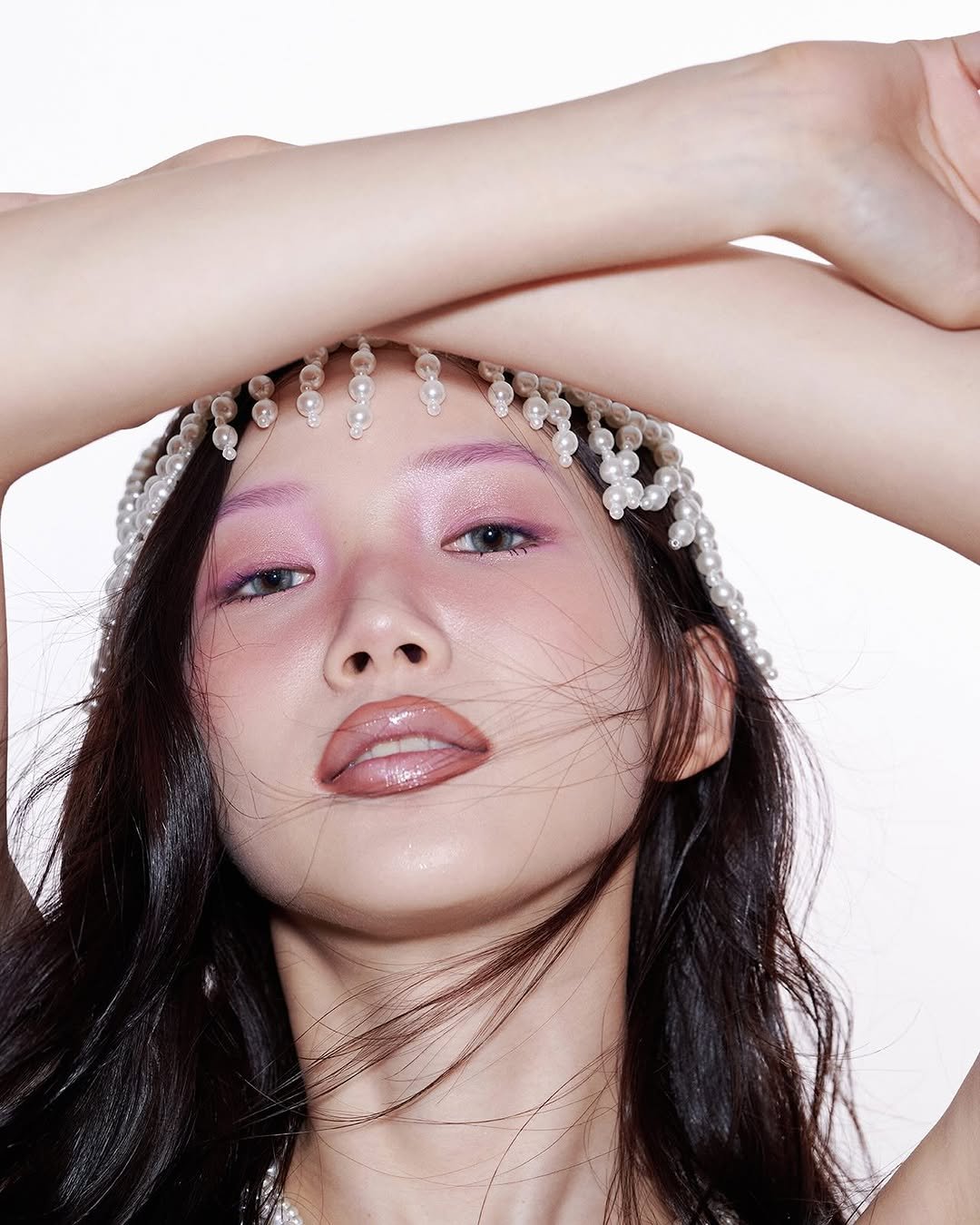 Photo shared by 헤어메이크업 연수 on January 13, 2026 tagging @circusbear_z, and @hieyaaa. May be a closeup of one or more people, makeup, headdress and text.