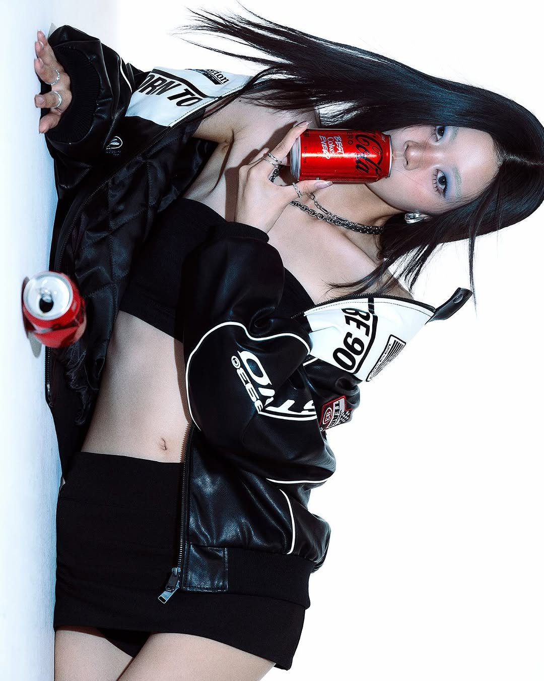 Photo shared by 헤어메이크업 연수 on October 16, 2025 tagging @circusbear_z, and @_zuuxx. May be an image of cigarette and text.