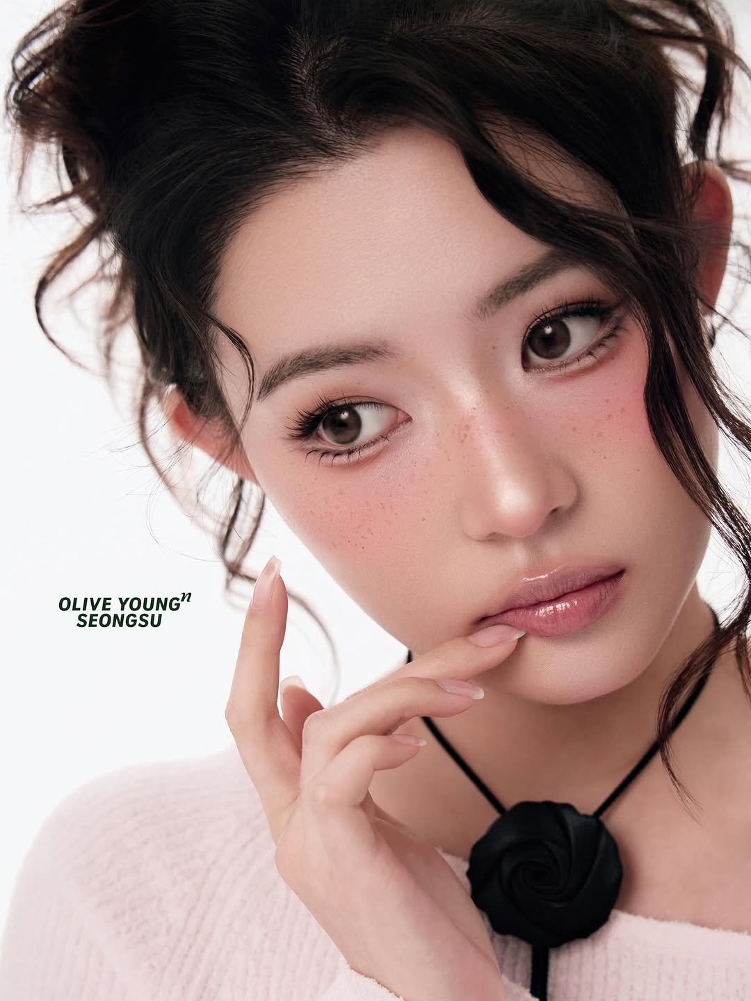 Photo shared by 헤어메이크업 연수 on October 10, 2025 tagging @oliveyoung_official. May be a closeup of one or more people, braids, makeup and text that says 'OLIVEYOUNG OLIVE YOUNG SEONGSU'.