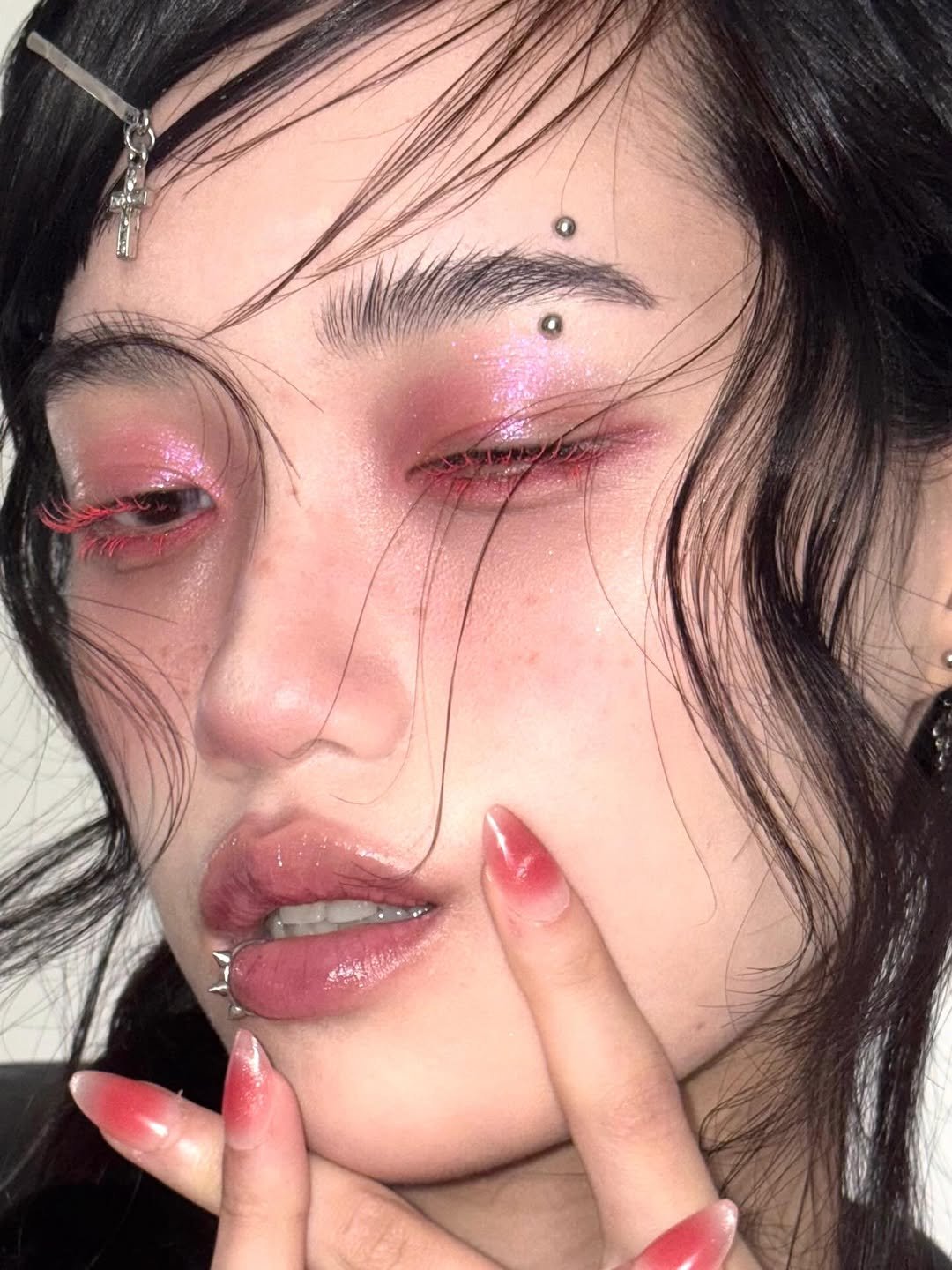 zzoomakeup 게시물 이미지: ⠀
Someone whispers 🩸