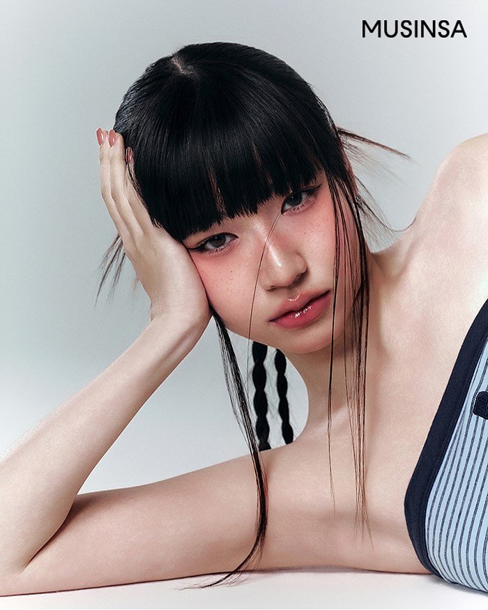 Photo shared by 헤어메이크업 연수 on May 13, 2025 tagging @musinsa_beauty, and @restandrecreation_beauty.