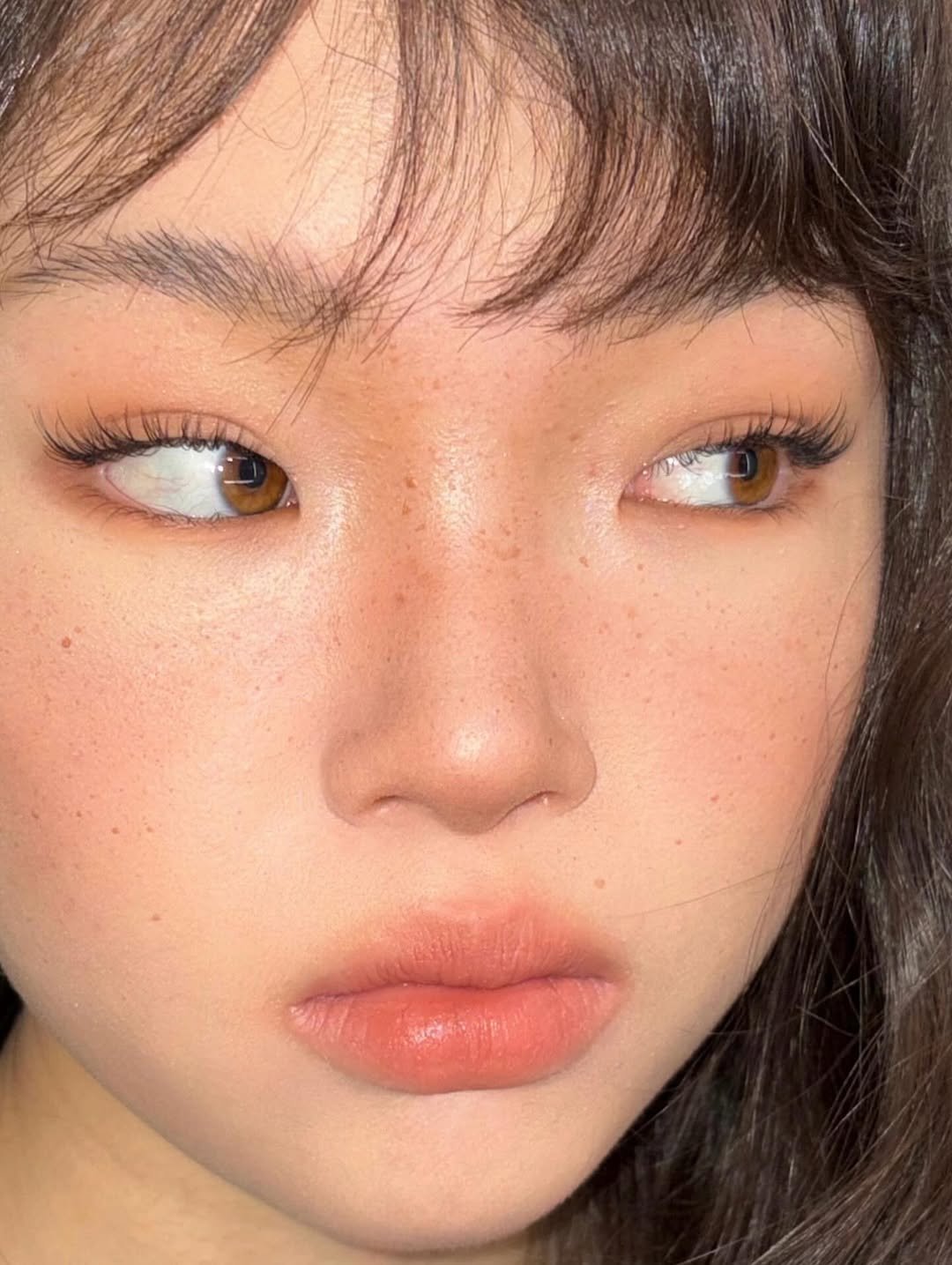 Photo by 헤어메이크업 연수 on January 07, 2026. May be a closeup of one or more people, bangs, eyeliner, makeup, lipstick and text.