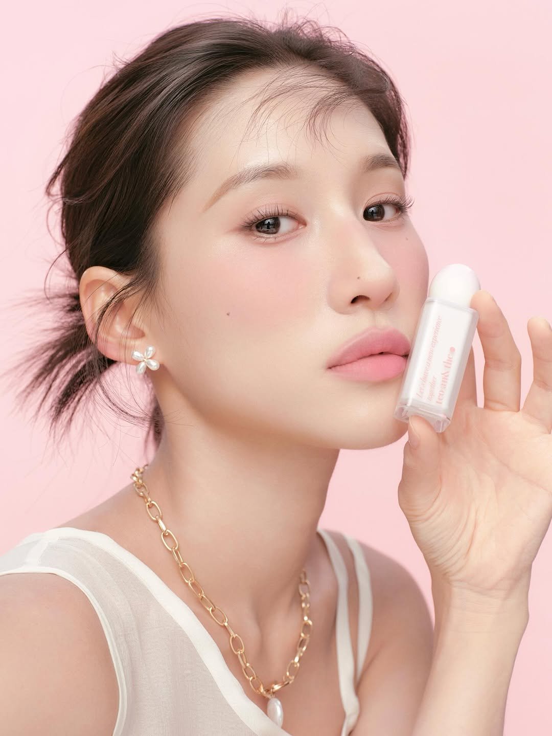 Photo shared by 헤어메이크업 연수 on September 05, 2025 tagging @teoandthe_official. May be an image of 1 person, lipstick, makeup, cosmetics, ointment, hand cream and text.