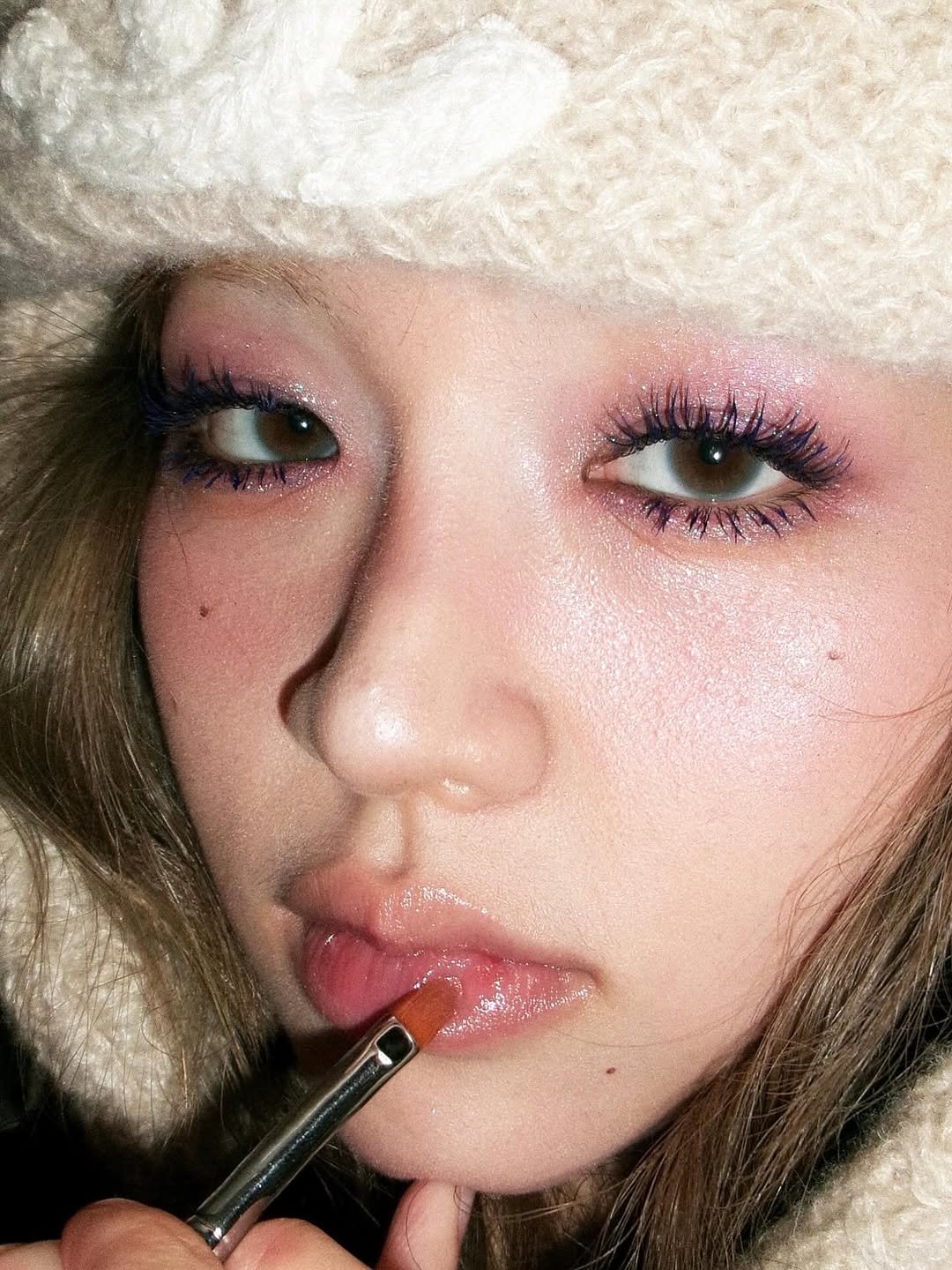 Photo by 헤어메이크업 연수 on October 24, 2025. May be a closeup of one or more people, eyeliner, makeup, lipstick, people smoking, duffle coat, fur, cigarette and text.