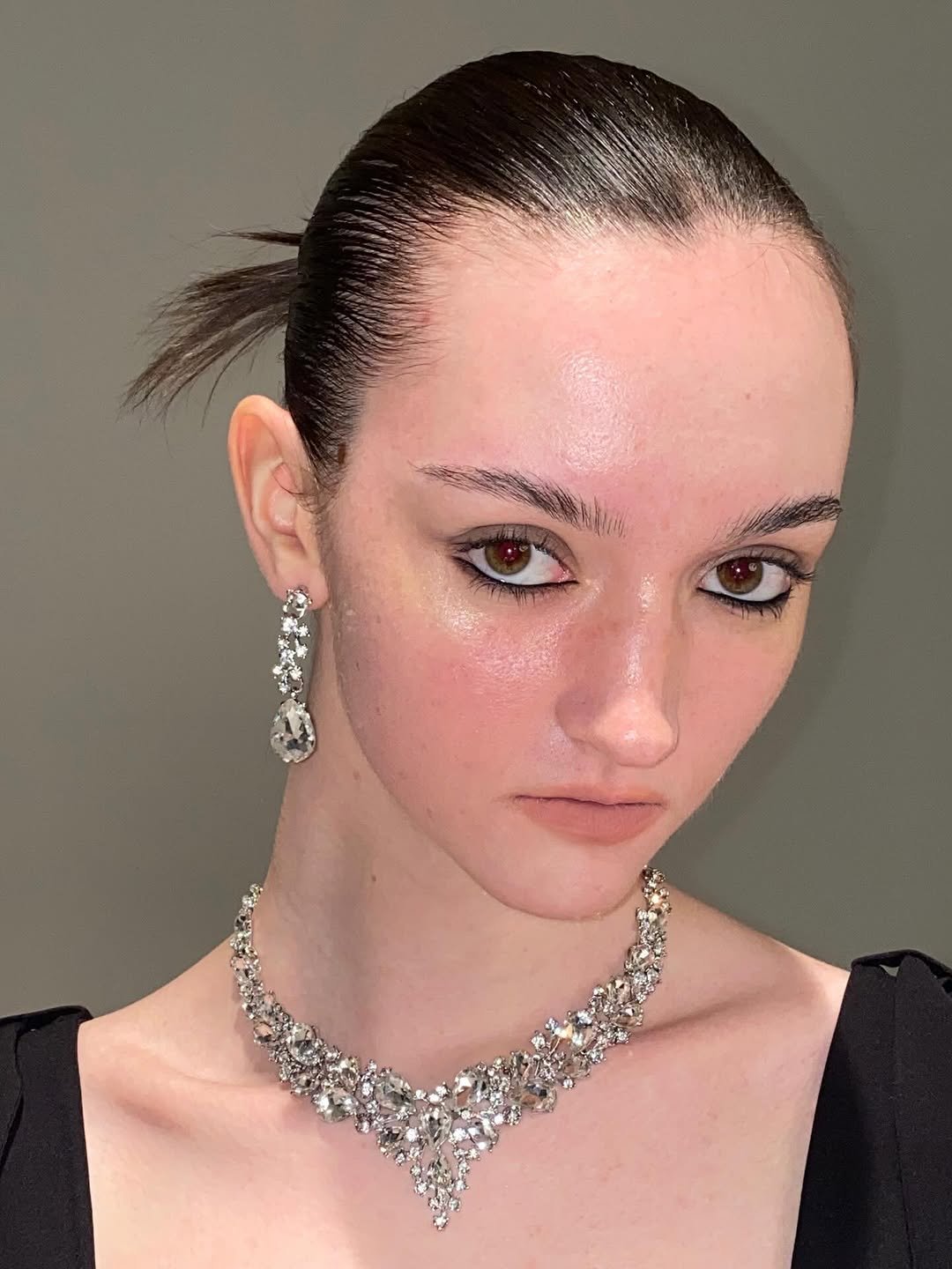 Photo by 헤어메이크업 연수 on July 25, 2025. May be an image of 1 person, eyeliner, makeup, neckwear and text.