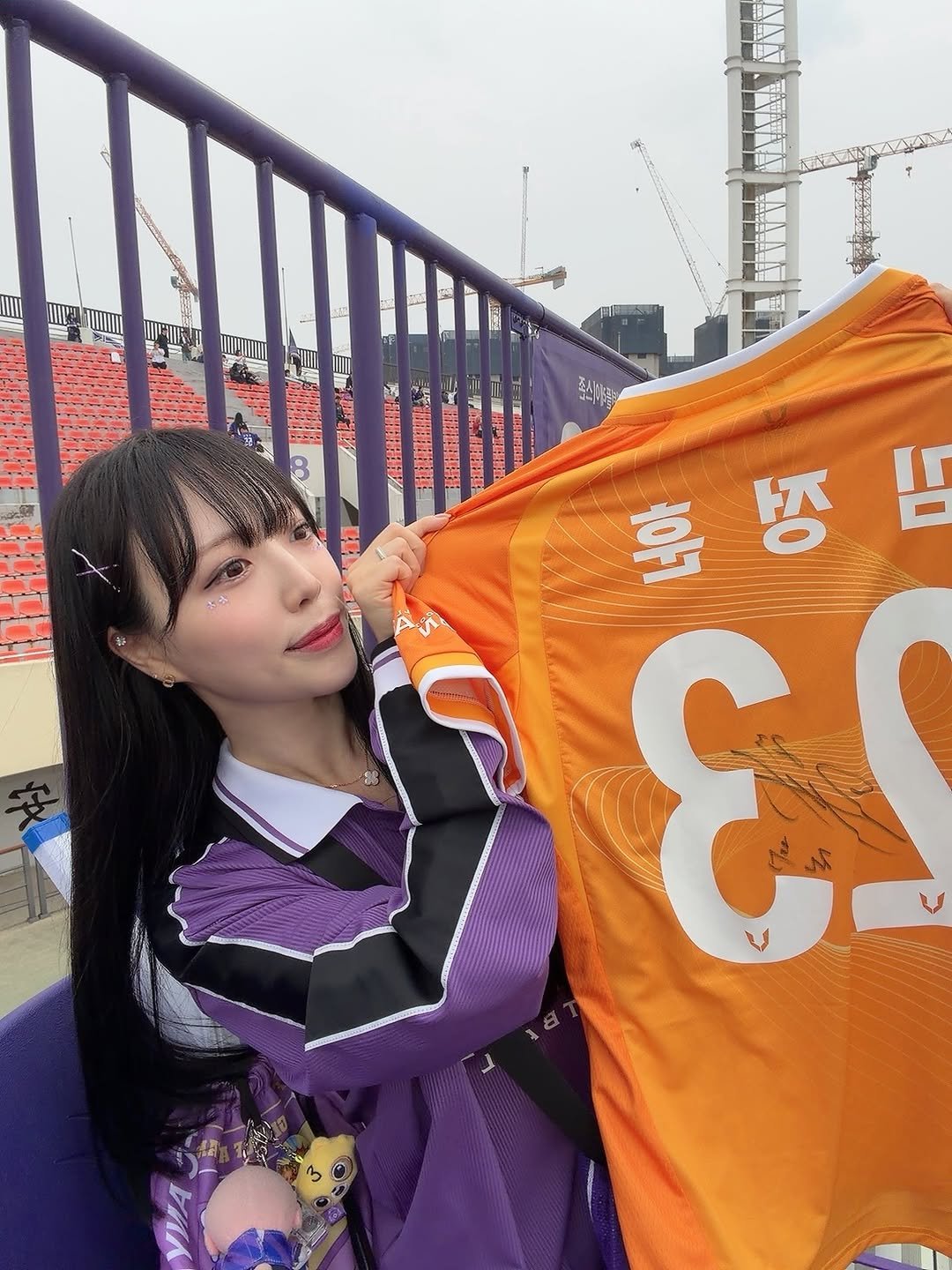zzooooopp 게시물 이미지: 어제 아쉬웠어서 오늘은 좋았던 것만 기록할래💜
김정훈 선수 유니폼에 싸인 받아서...