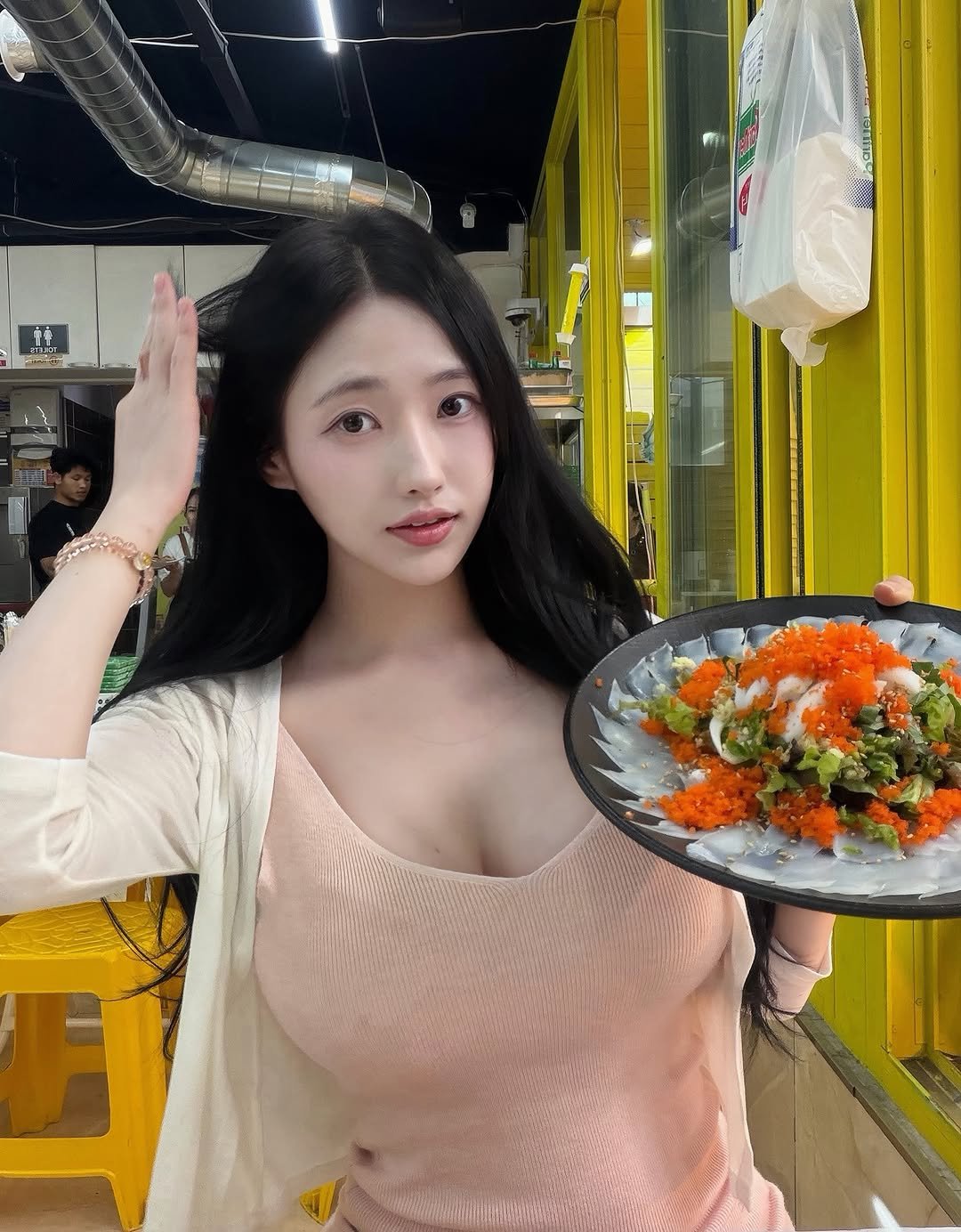 zzuu.___ 게시물 이미지: 오징어회랑 꽃게찜 먹고왔어요💛

해산물들도 바로 잡아서
먹을수 있어 너무...