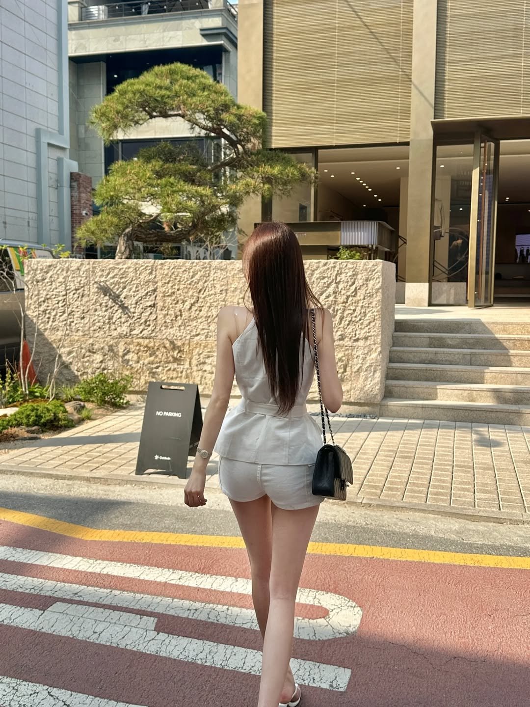 zzxvu 게시물 이미지: 아오 더워
