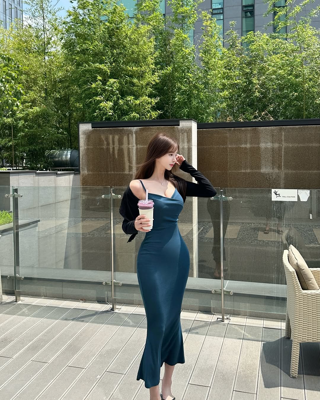 zzxvu 게시물 이미지: 좋아요 폭발 😛 바람이 너어어어무 쎈 점심시간.. 아무렇지 않게 웃-쟈 💕