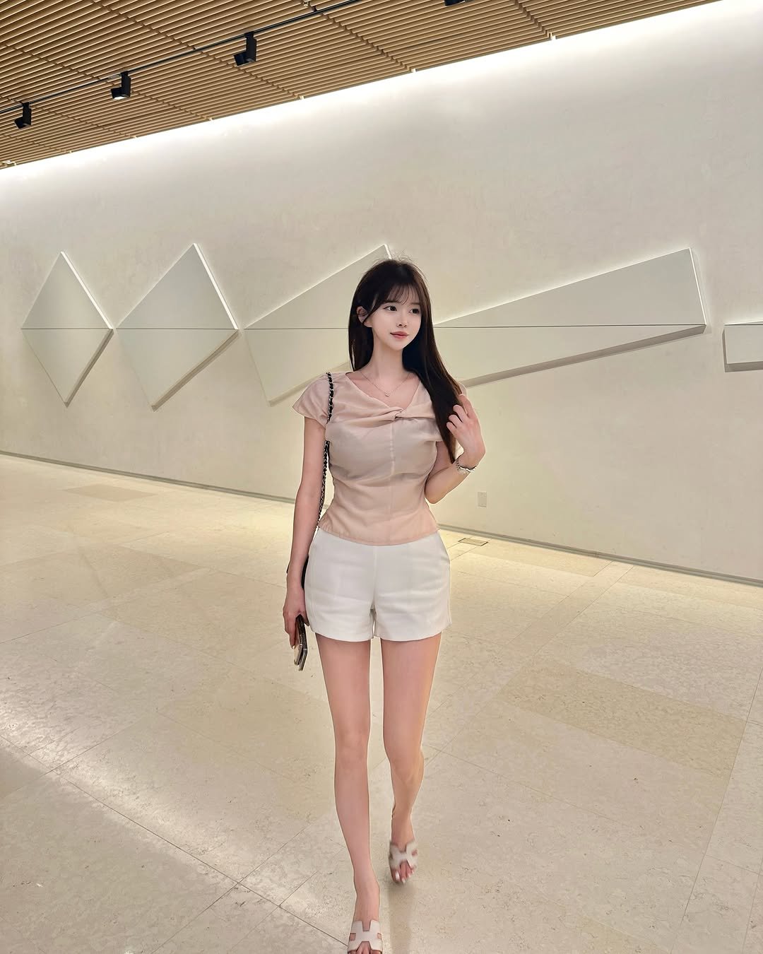 zzxvu 게시물 이미지: 나이가 들었는지 안입던 스타일도 입게 되네요 ? 
하객룩으로도 추천드리는 요 코디는...